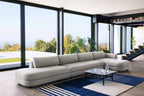 TRIBECA Designer Modular Sofa mit zwei offenen Liegeflächen im modernen Wohnraum mit Panoramafenstern