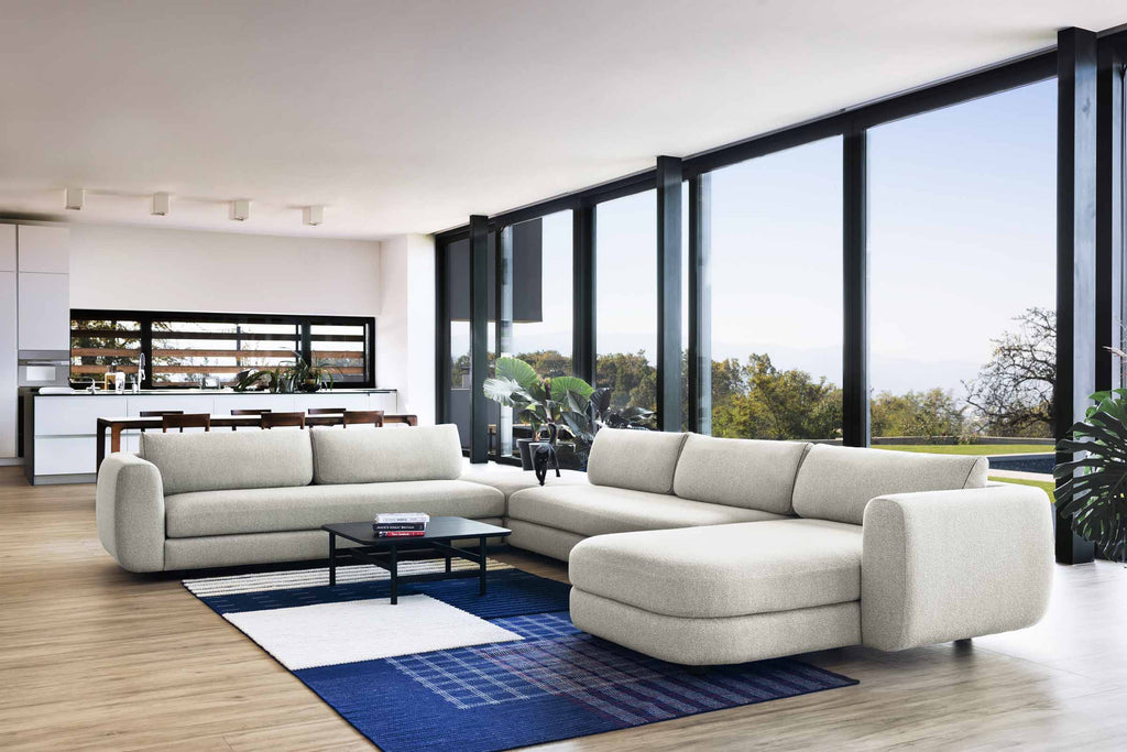 Designer Modular Sofa als großzügige Sitzgruppe mit Chaiselongue im lichtdurchfluteten Wohnbereich