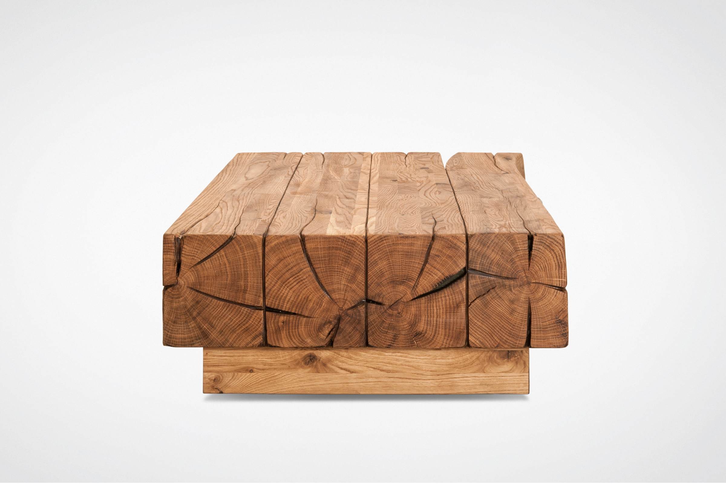 Frontansicht des Couchtischs mit Seitensprung und rissigen Holzelementen