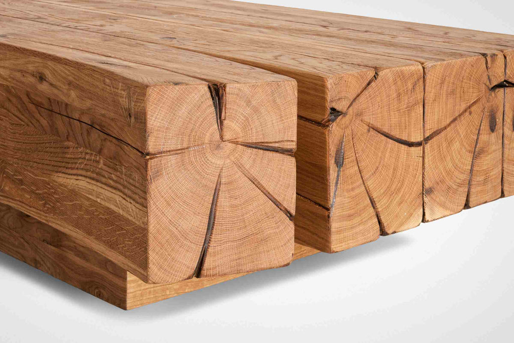 Nahaufnahme des Couchtischs mit markanten Holzrissen von Whiteoak