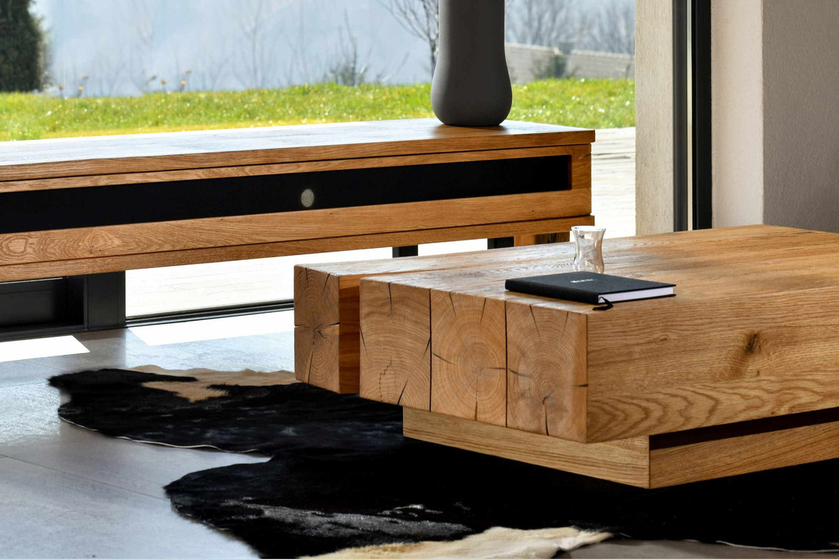 TYKO Couchtisch mit Seitensprung – Massiver Designer Holztisch