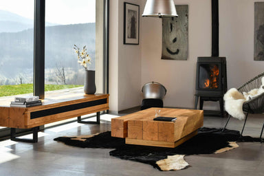 TYKO Couchtisch mit Seitensprung von Whiteoak in einem modernen Wohnzimmer mit Blick auf die Landschaft