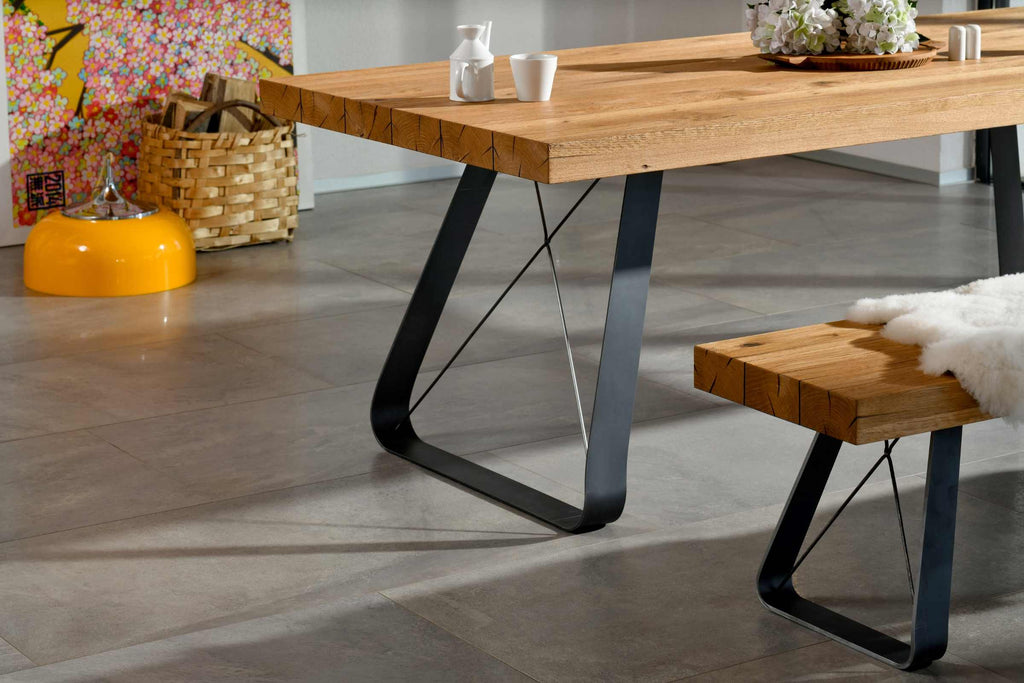 Tischdetail des TYKO Massivholz Esstisches mit sichtbarer Holzmaserung und Metallverstrebung