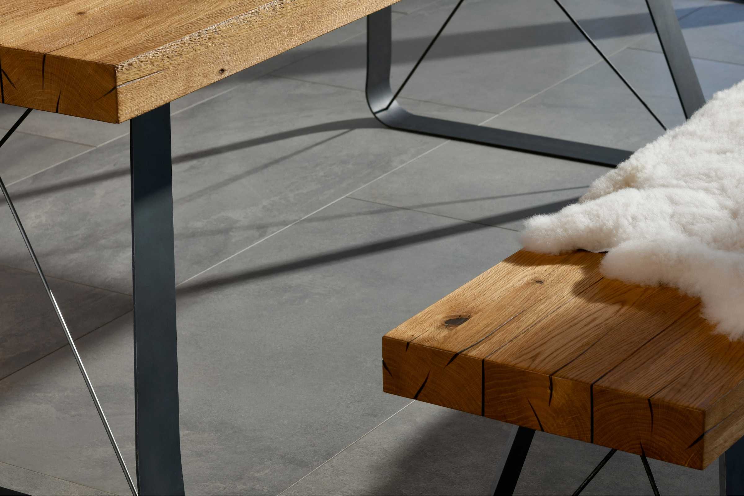 Nahaufnahme der Holzmaserung der TYKO Sitzbank mit X-Verstrebung von Whiteoak