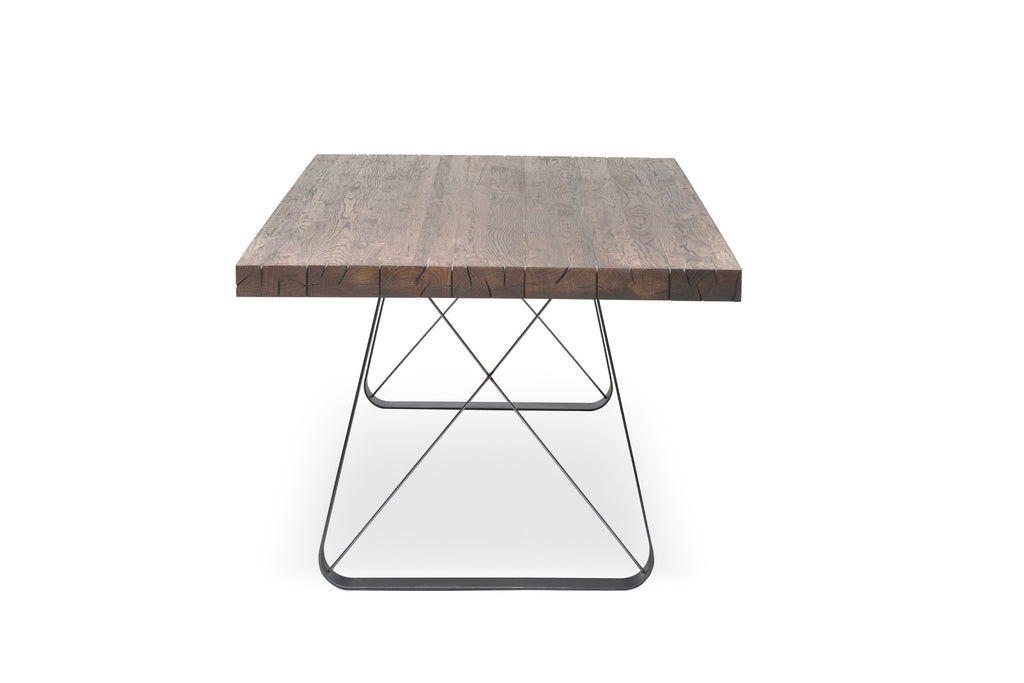 Frontansicht des Massivholz Esstisches mit robusten Metallbeinen und Kreuzverstrebung