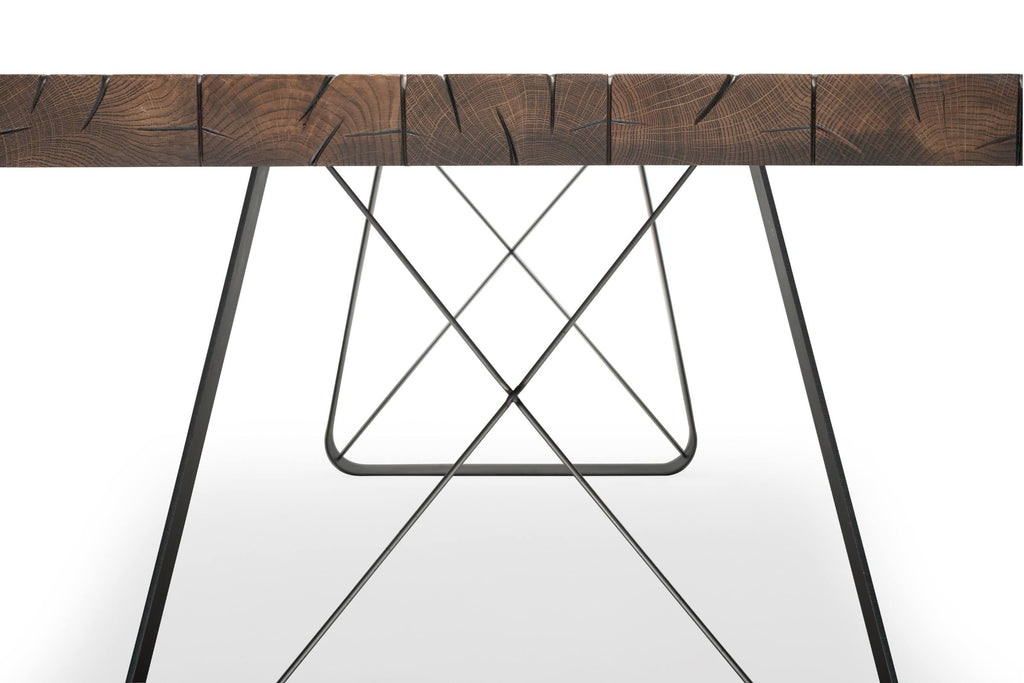 Nahaufnahme der Tischplatte des Massivholz Esstisches mit Metallfüßen und X-Verstrebung