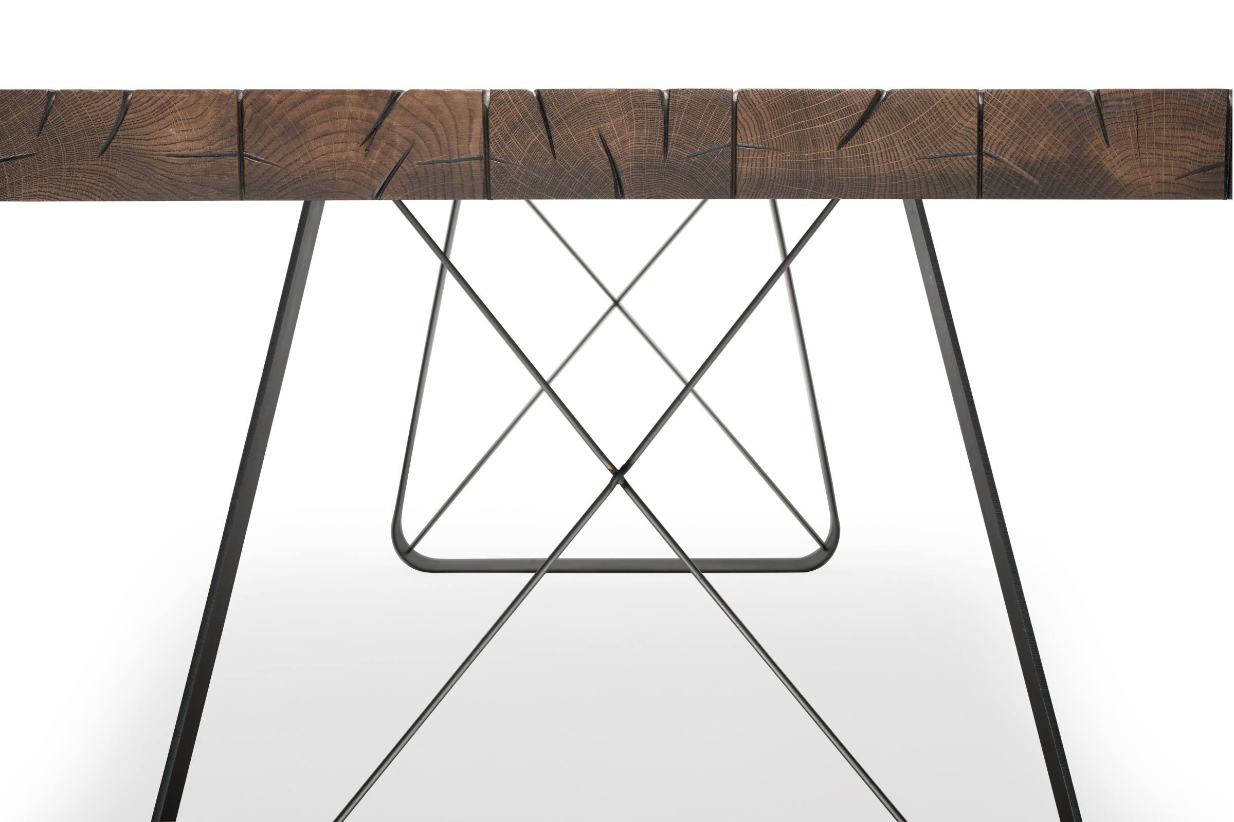 Nahaufnahme der Tischplatte des Massivholz Esstisches mit Metallfüßen und X-Verstrebung