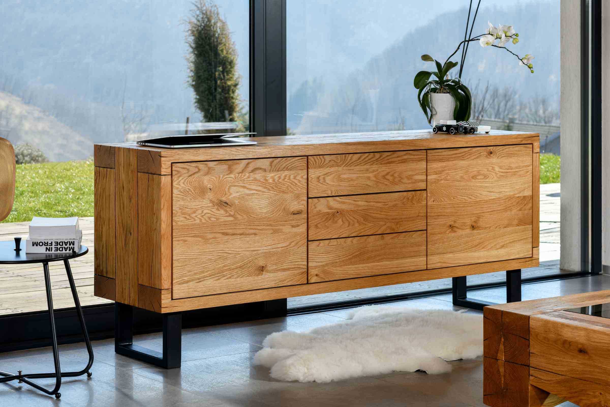 TYKO Massivholz Sideboard mit Dekoration in einem modernen Raum