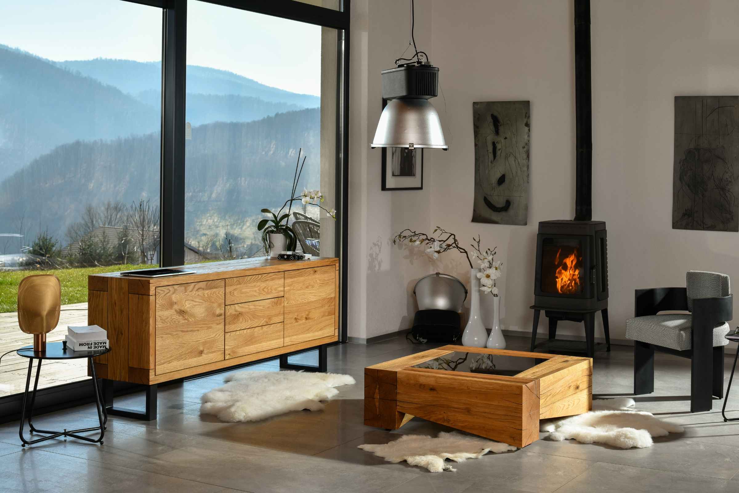 TYKO Massivholz Sideboard in einem modernen Wohnzimmer mit Blick auf die Berge