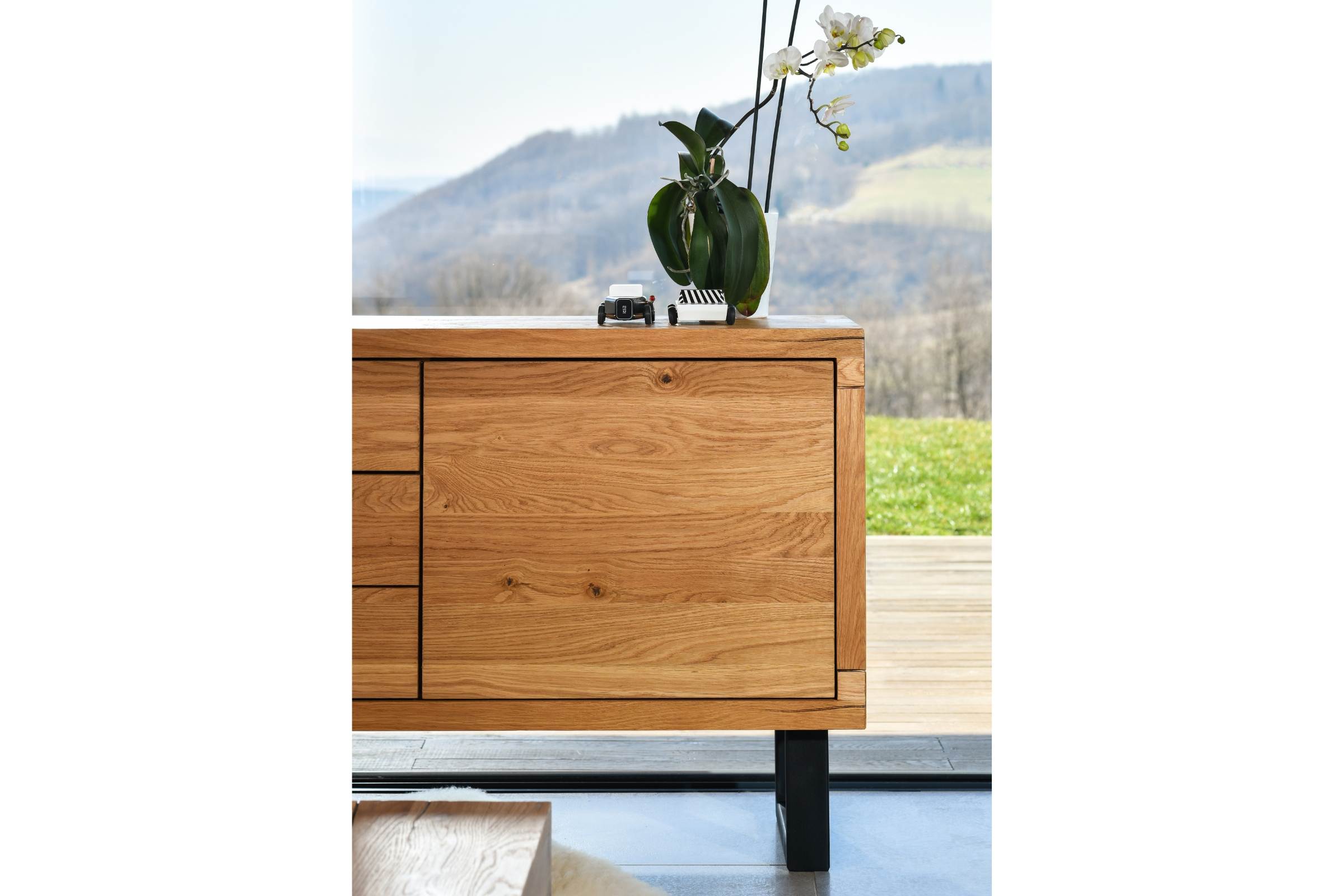 Nahaufnahme des Sideboards von Whiteoak mit elegantem Holzfinish