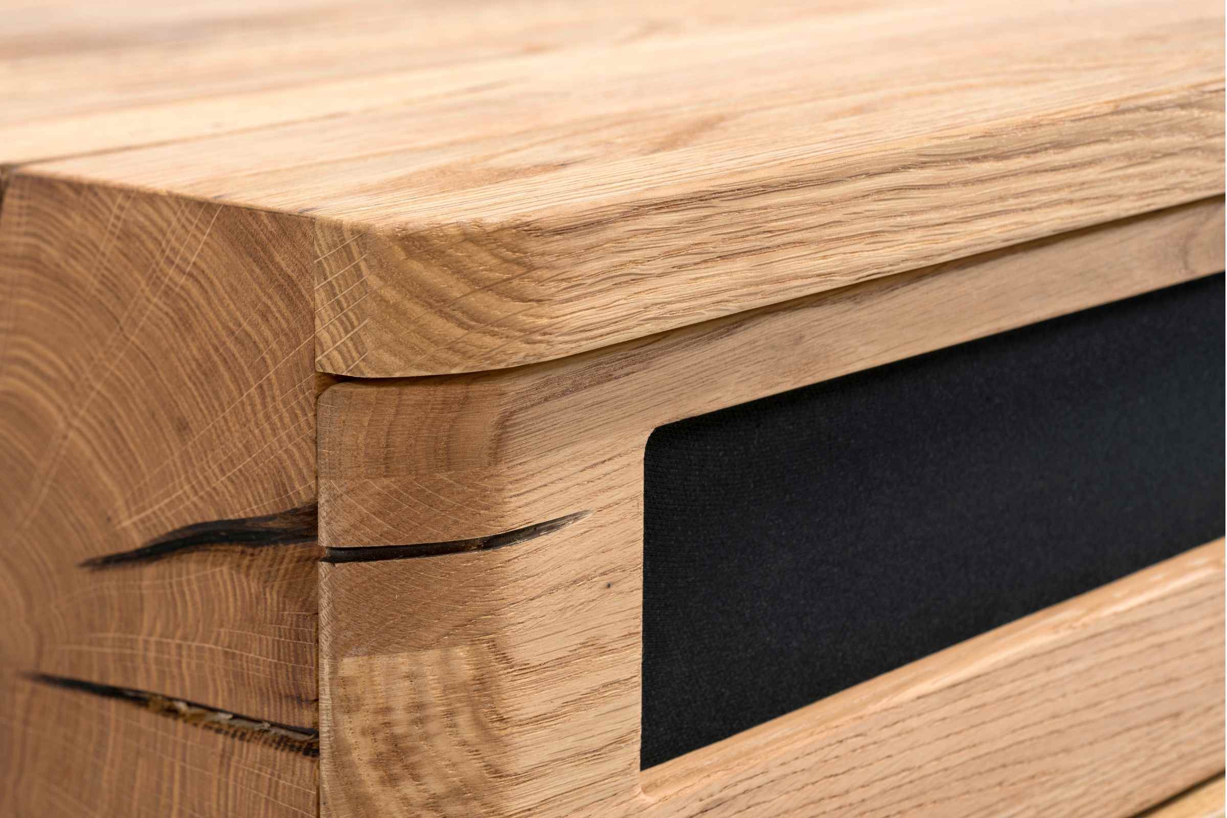 Detailansicht des TV-Lowboards von Whiteoak mit schwarzem Netz in der Frontklappe