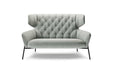 VIGO Designer Sofa von EXTRAFORM in grauem Stoff mit schwarzem Metallgestell, frontal aufgenommen