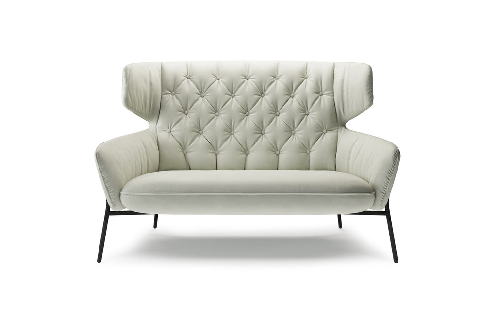 VIGO Designer Sofa in hellem Leder mit schwarzem Metallgestell, elegante Frontansicht