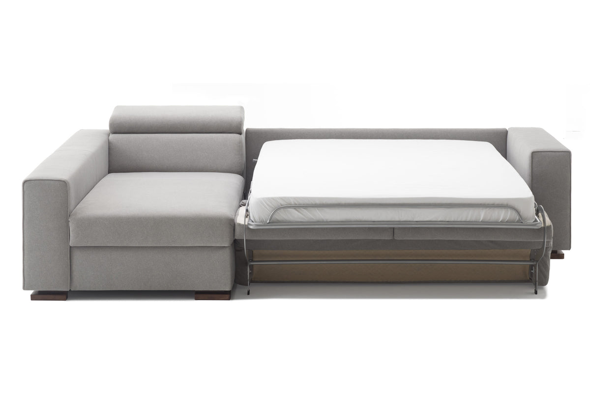 Mit ausgeklappter Bettfunktion und Chaiselongue links