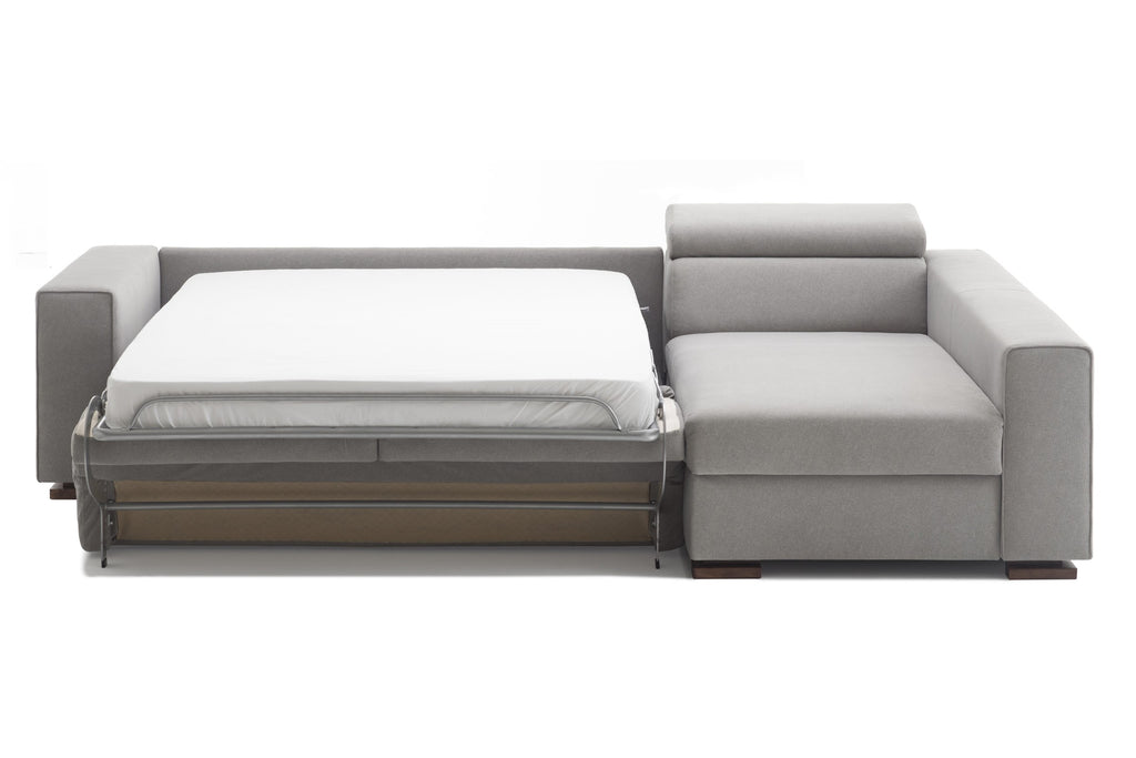 Mit ausgeklappter Liegefläche und Chaiselongue rechts