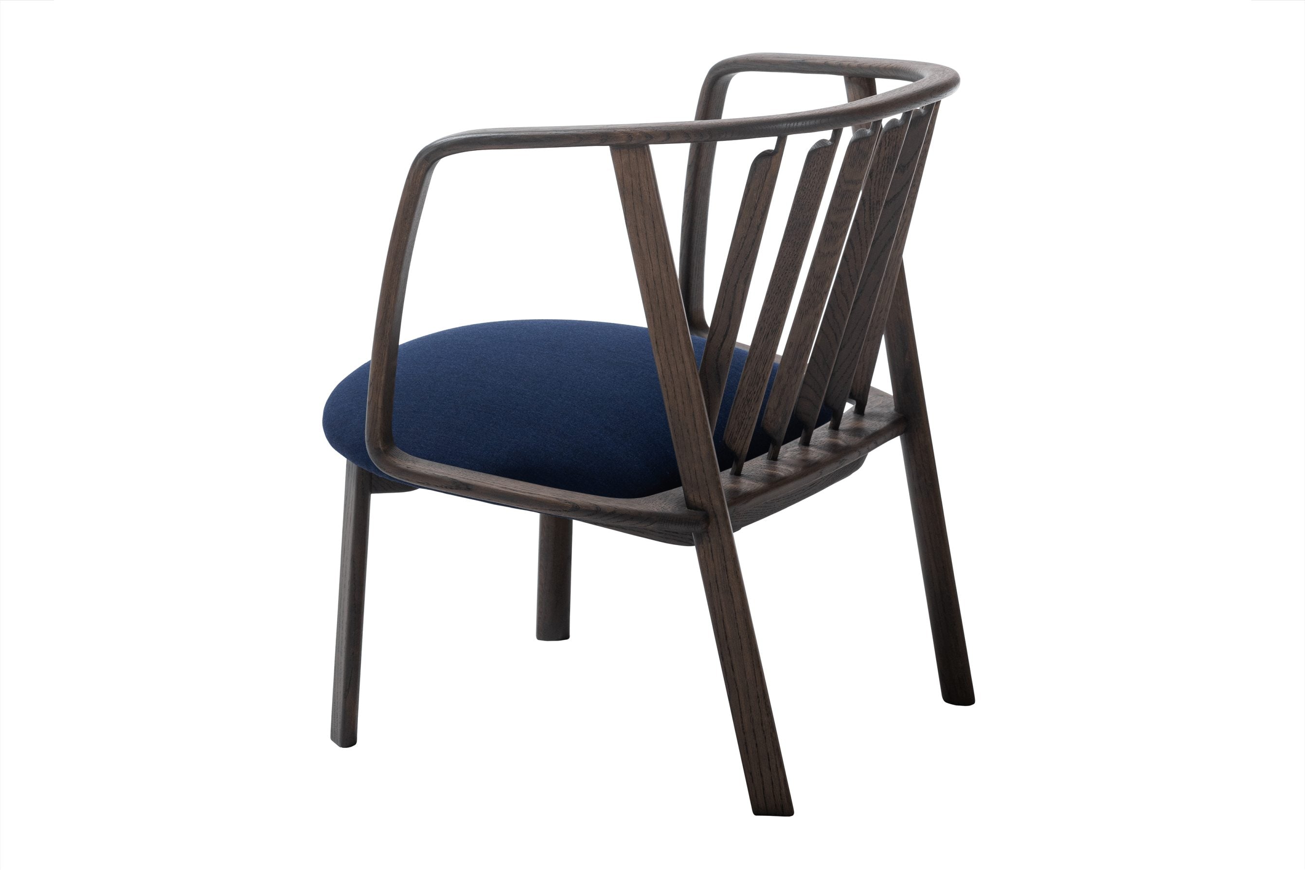 Der Sessel von Woak – Rückansicht mit rhythmisch angeordneten Holzelementen in seitlicher Perspektive.