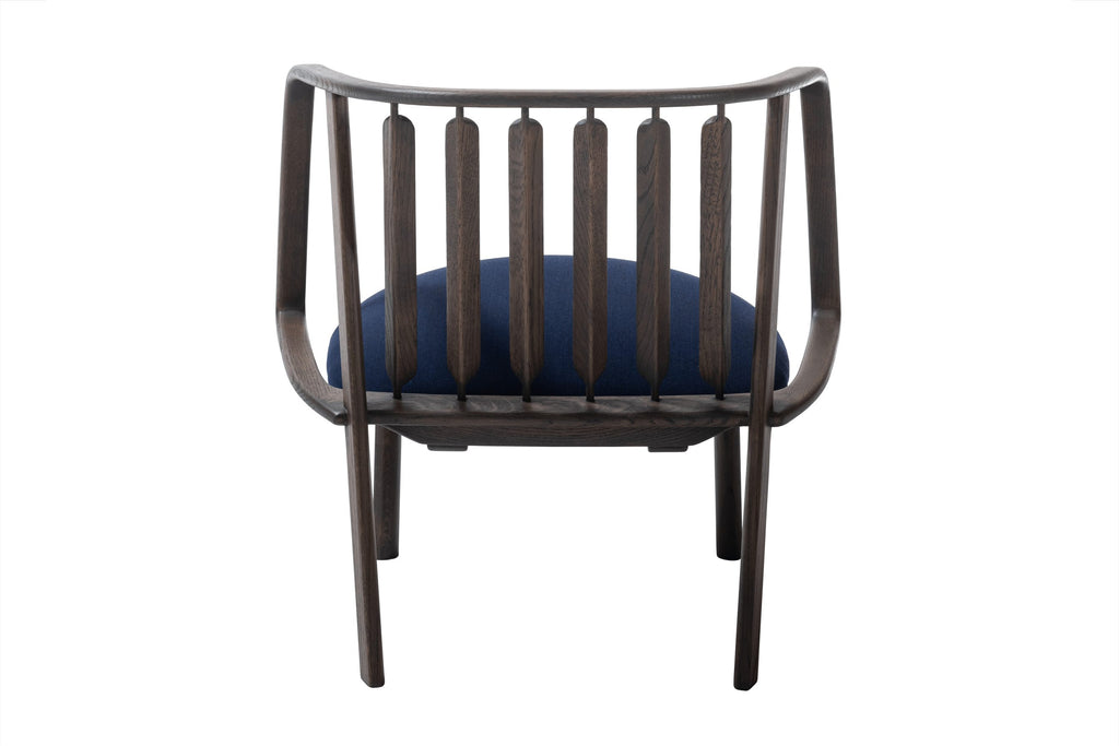 WHERRY Designer Sessel von Woak – Rückansicht mit rhythmisch angeordneten Holzelementen