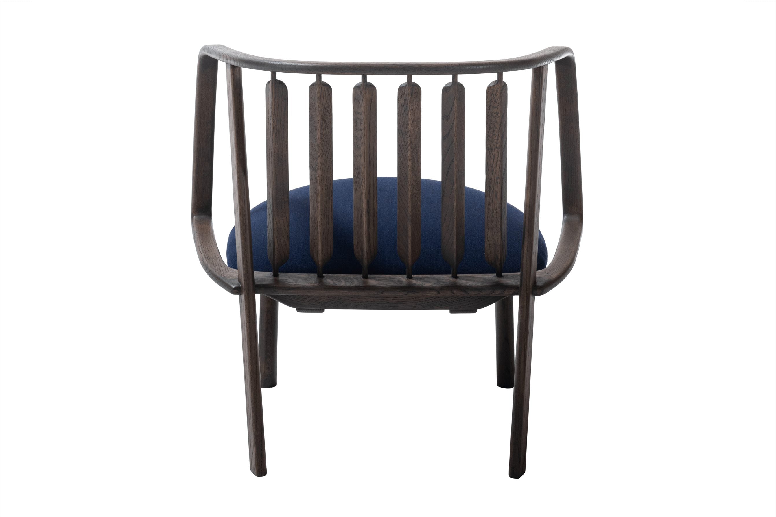 WHERRY Designer Sessel von Woak – Rückansicht mit rhythmisch angeordneten Holzelementen