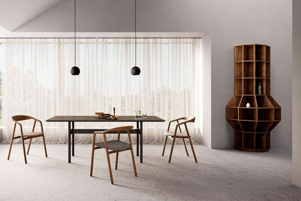 Designer Esstisch in einem modernen Ambiente mit Stühlen und Bücherregal