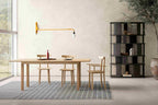 Designer Esstisch von Woak in einem modernen Ambiente mit Bücherregal