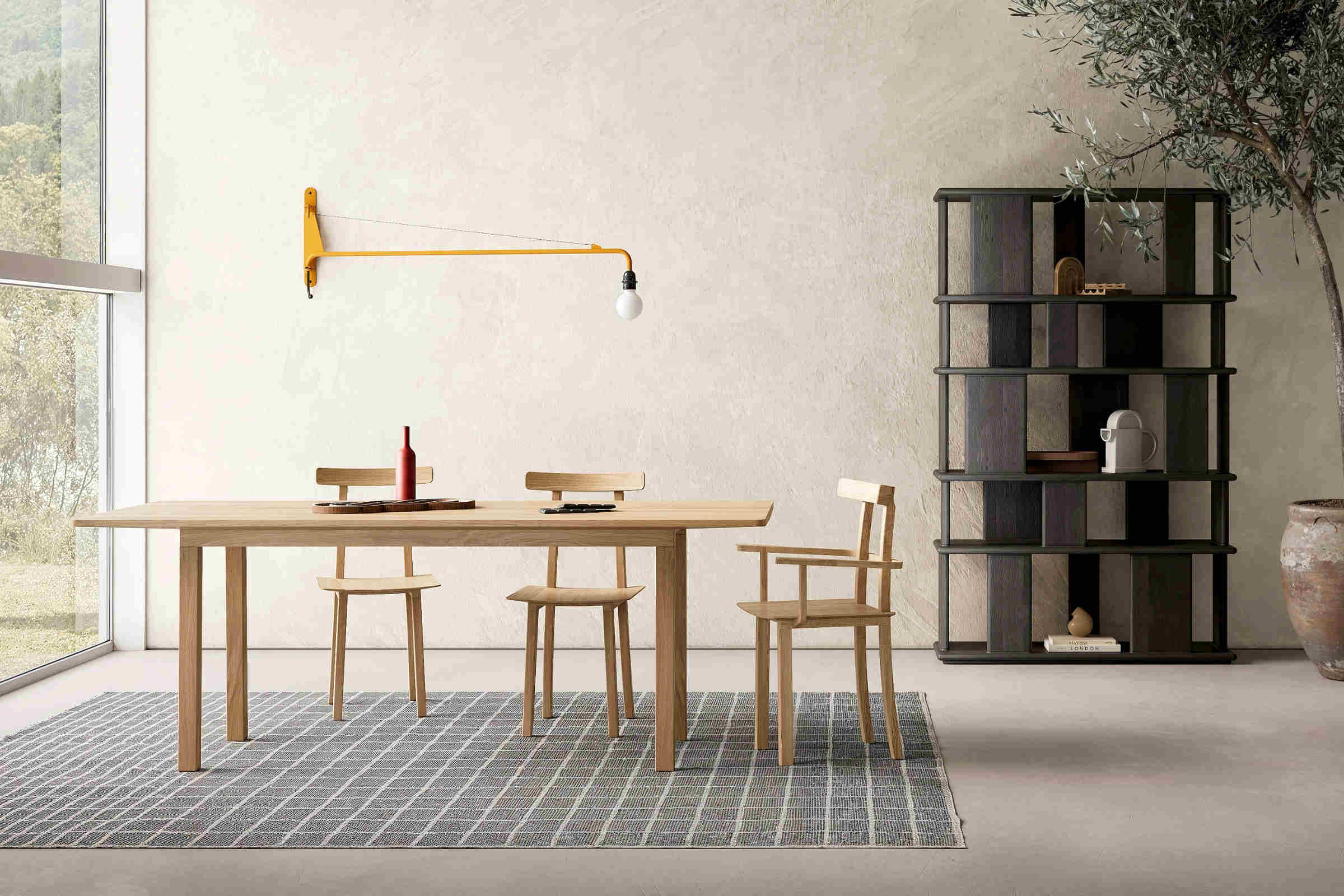 Designer Esstisch von Woak in einem modernen Ambiente mit Bücherregal