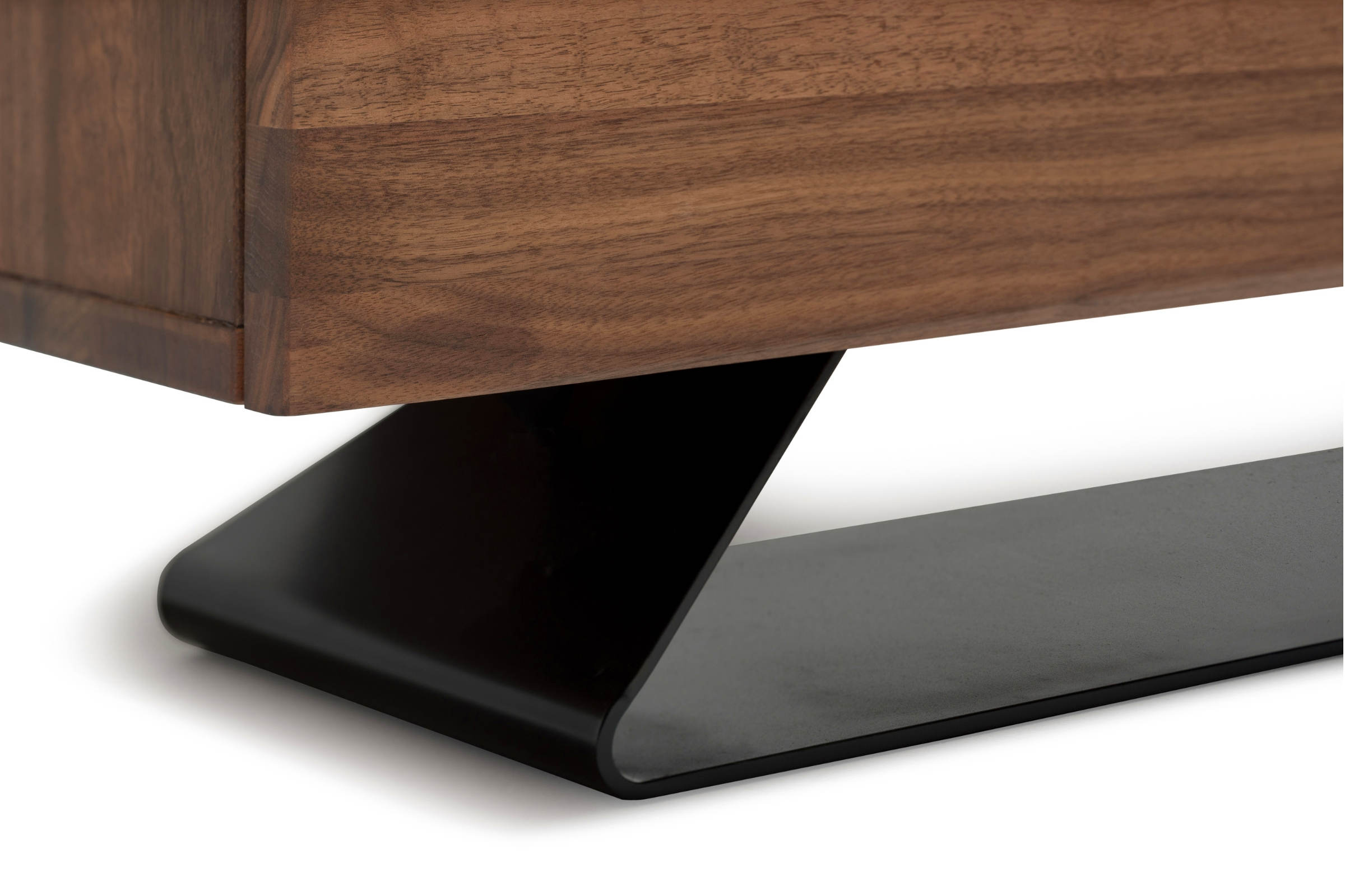 Detailaufnahme des pulverbeschichteten Stahlfußes des Sideboards