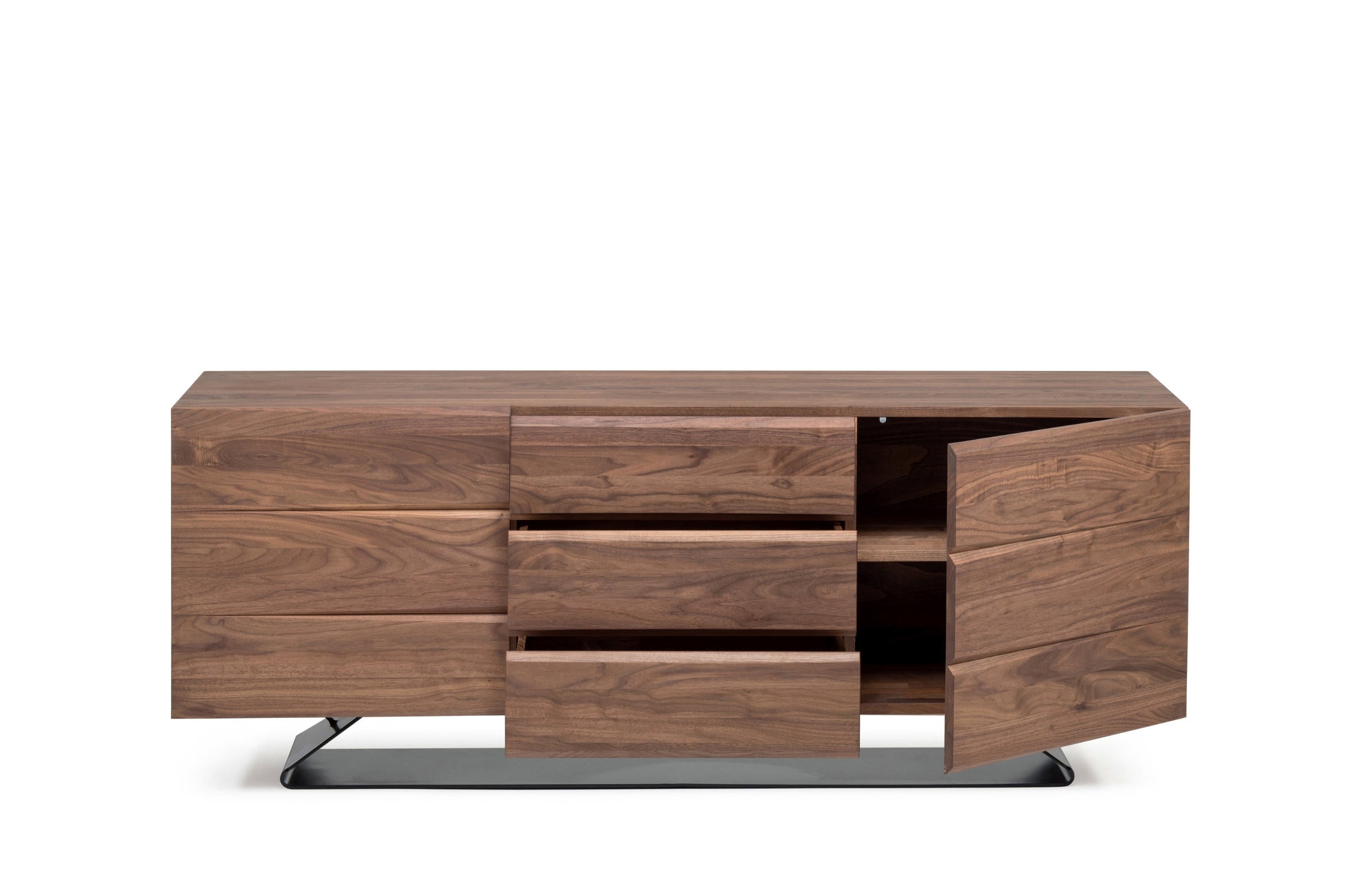 Geöffnete Schubladen und Türen des Sideboards aus Nussbaum