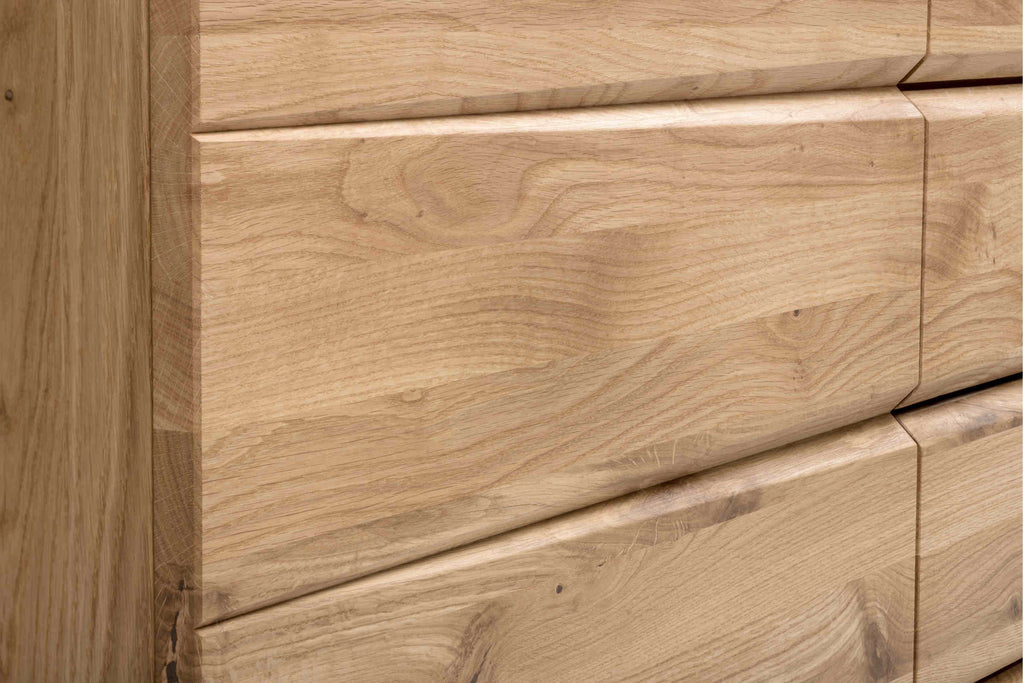 Detailansicht der Holzstruktur und Verarbeitung des Sideboards