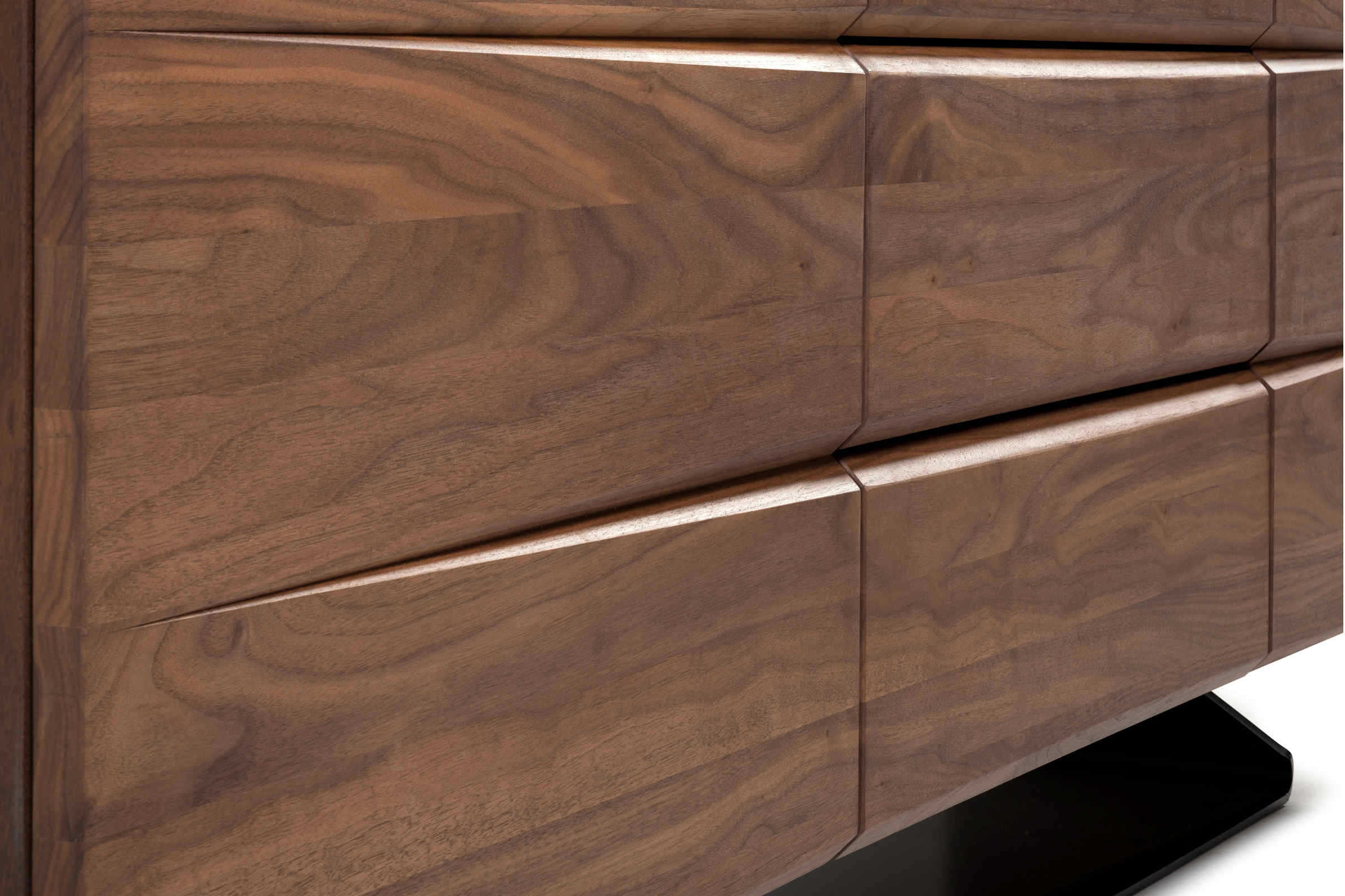 Nahaufnahme der organischen Griffmulden im Sideboard