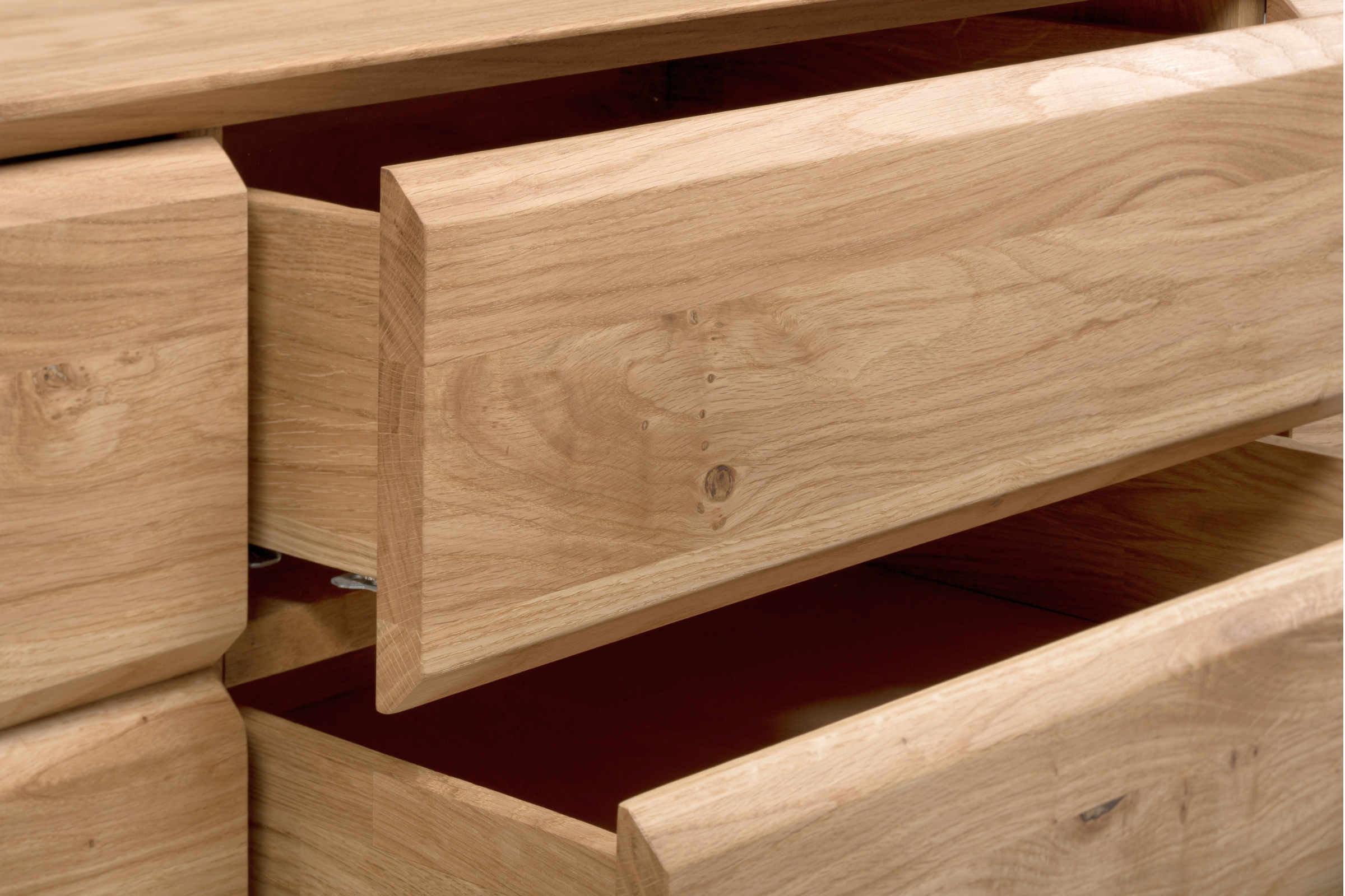 Offene Schublade des Sideboards mit hochwertiger Holzverbindung