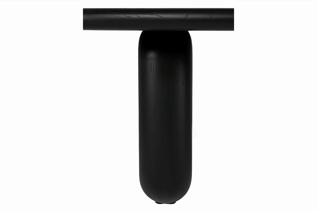 Unteransicht in Schwarz, die die stabile Konstruktion der Tischbeine zeigt