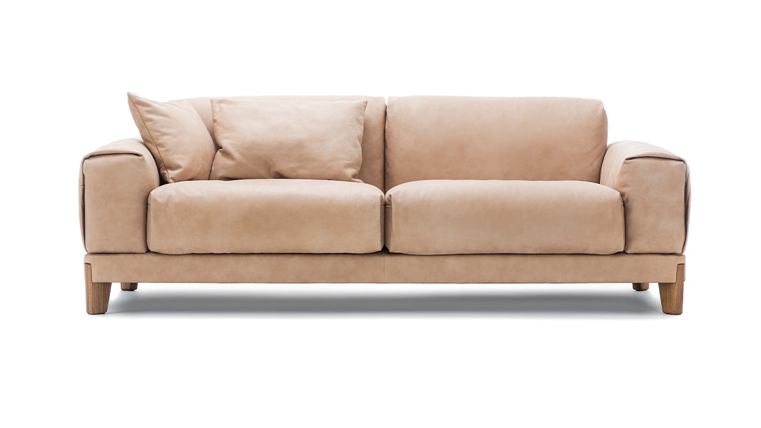 FJORD Designer 3-Sitzer-Sofa von EXTRAFORM in hellbraunem Leder – Frontansicht