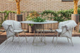 Moderner runder Gartentisch mit integriertem Pflanzeneinsatz auf Terrasse