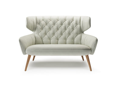 VIGO Designer Sofa von EXTRAFORM mit Holzfüßen und heller Lederpolsterung, Frontalansicht