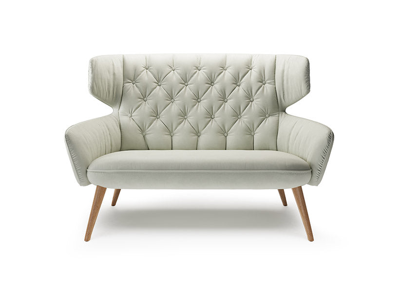 VIGO Designer Sofa von EXTRAFORM mit Holzfüßen und heller Lederpolsterung, Frontalansicht