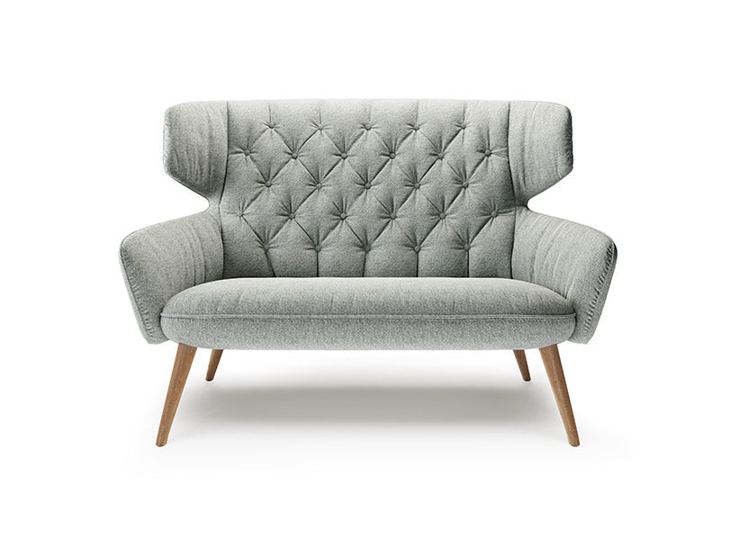 VIGO Designer Sofa in grauer Stoffausführung mit Holzfüßen, Frontalansicht