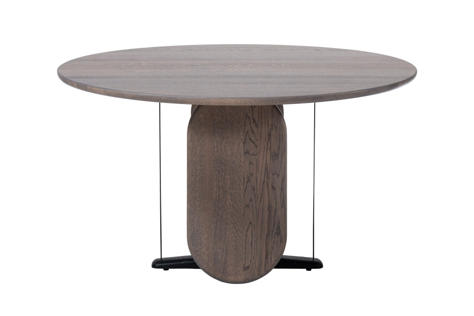 Runder Holztisch mit einer Säule aus dunklem Holz und einer runden Tischplatte in heller Holzoptik, auf einem schwarzen Metallfuß stehend.