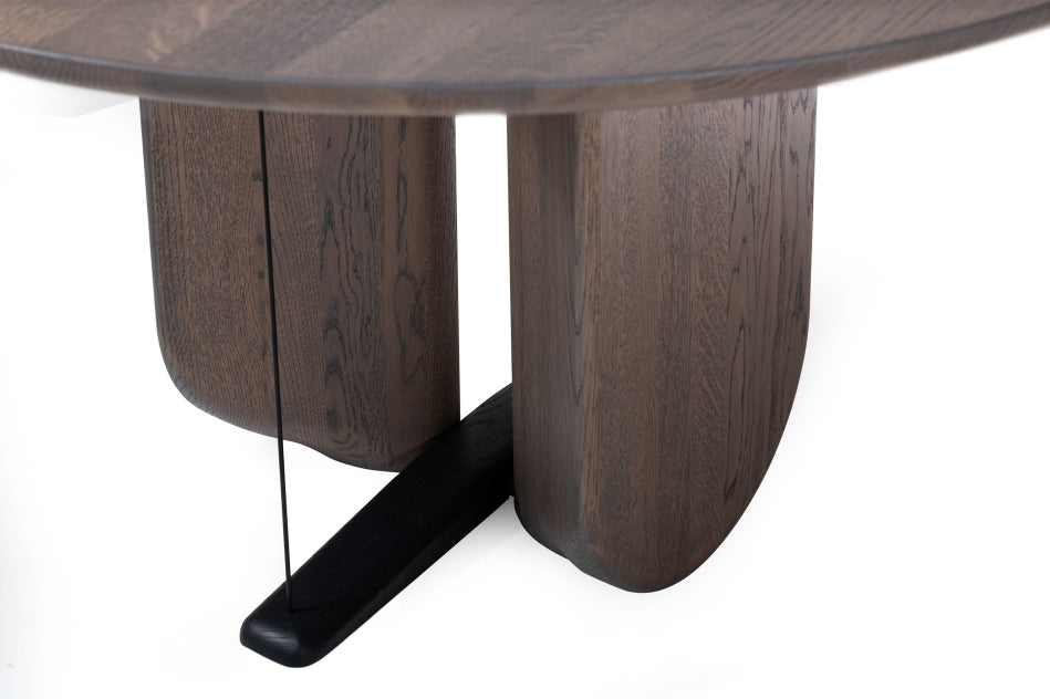 Ein dunkelbrauner Holztisch mit einem glatten, abgerundeten Rand und einer ungewöhnlichen Basis, die aus drei gebogenen Säulen besteht, die sich am Boden treffen.