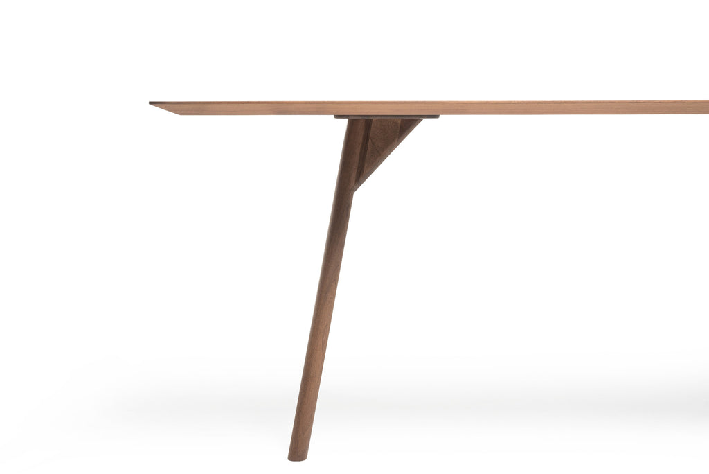 Detailaufnahme der Tischplatte mit Tischbein - minimalistisches Design