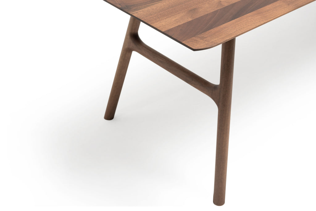 Nahaufnahme der Tischplatte mit Tischbein - Ansicht von oben