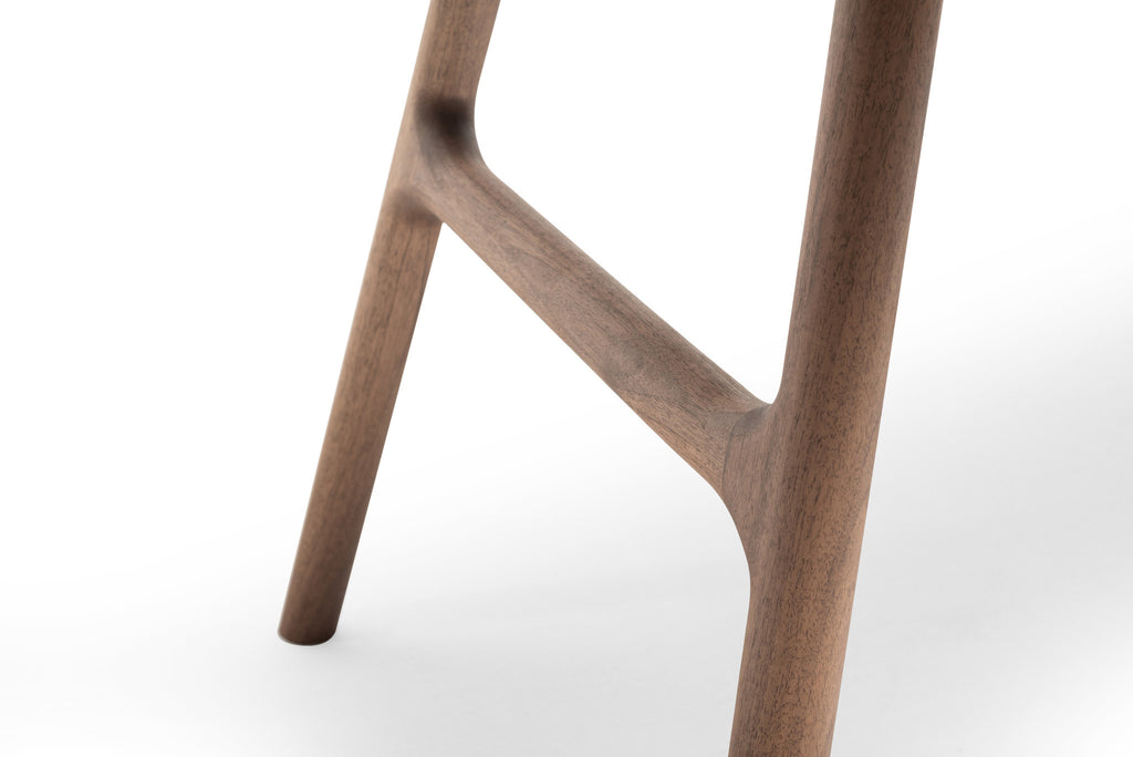 Nahaufnahme der Tischbeine mit Holzverbindung