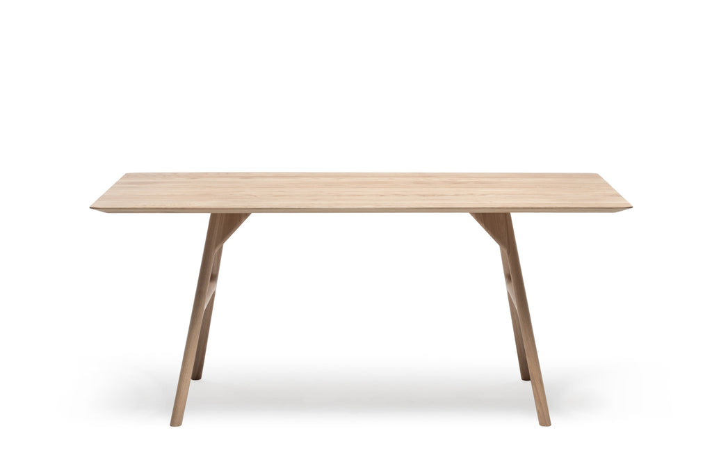 Gesamtbild des Esstisches in eleganter Ausführung