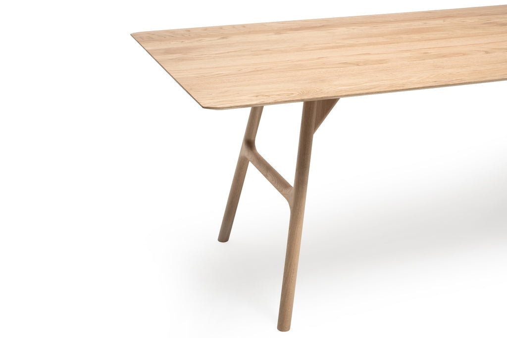 Nahaufnahme der Tischplatte aus Eichenholz mit Tischbein - Ansicht von oben