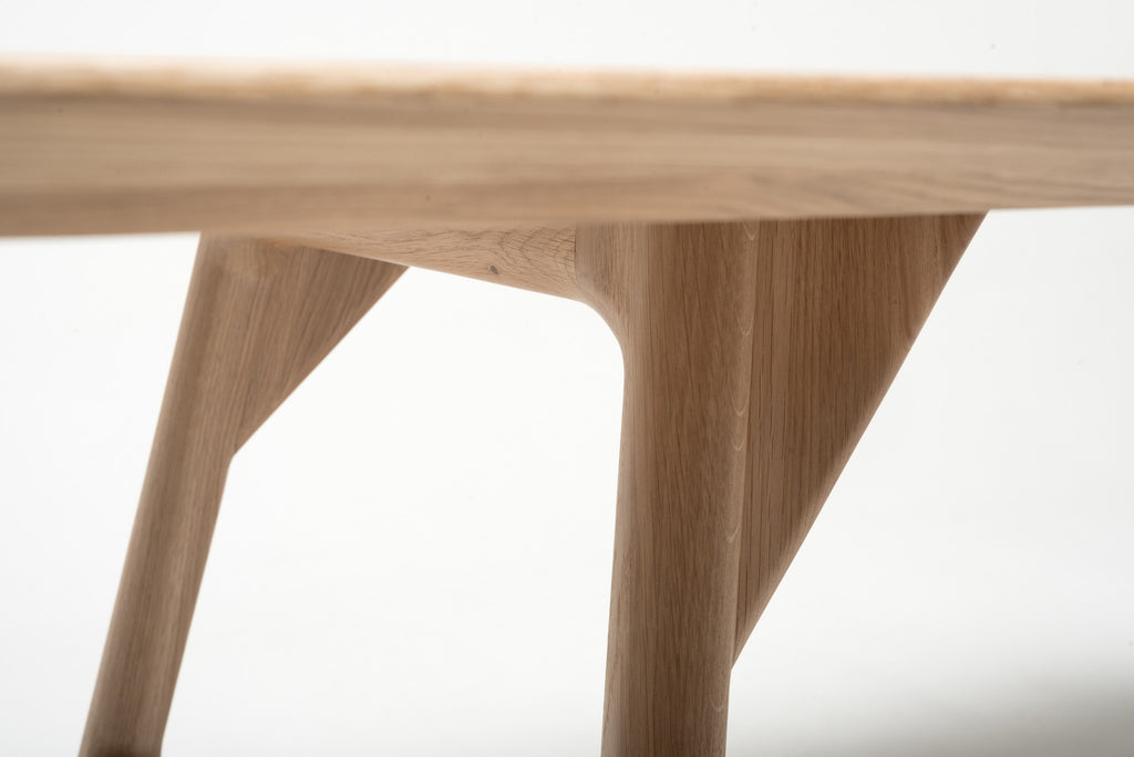 Detailaufnahme des Tischbeins mit seiner Holzmaserung