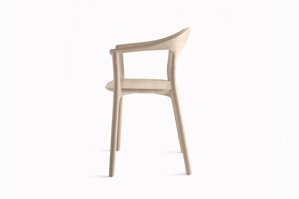 Seitenansicht des Stuhls mit Armlehnen aus Esche ohne Bezug