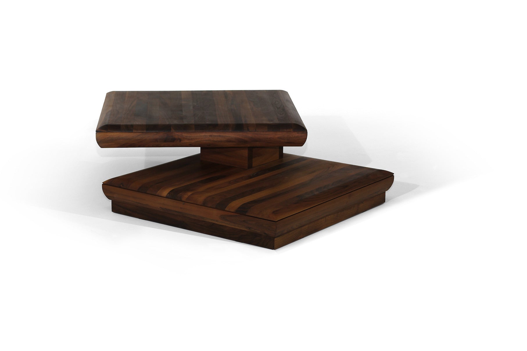 NOOR Designer Couchtisch von Whiteoak, mit zweistufigem Design und drehbarer Oberplatte.